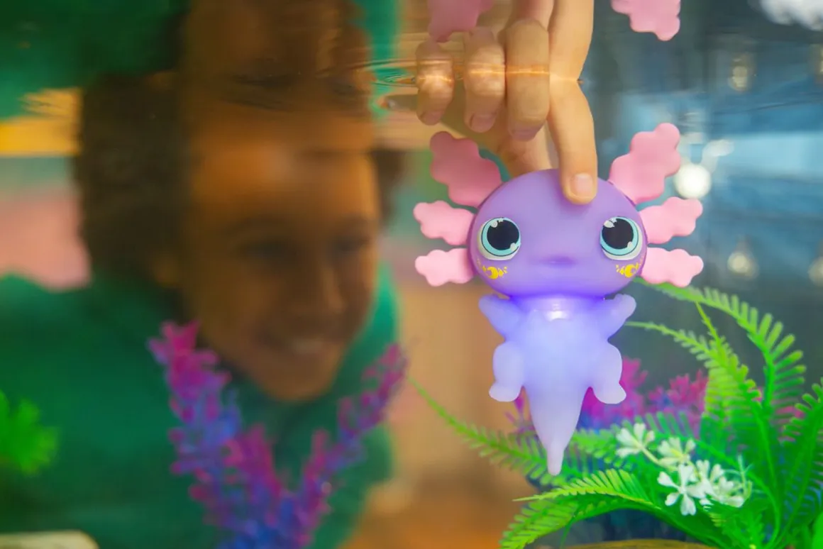 ANIMAGIC LET S GLO AKSOLOTLI PIMEÄSSÄ HOHTAVA