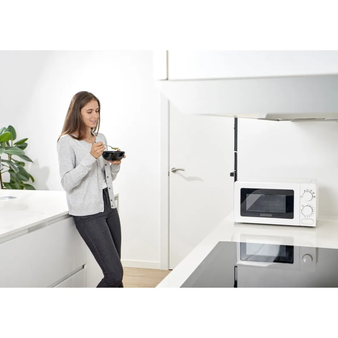 BLACK+DECKER MIKROAALTOUUNI 20L 700W VALKOINEN