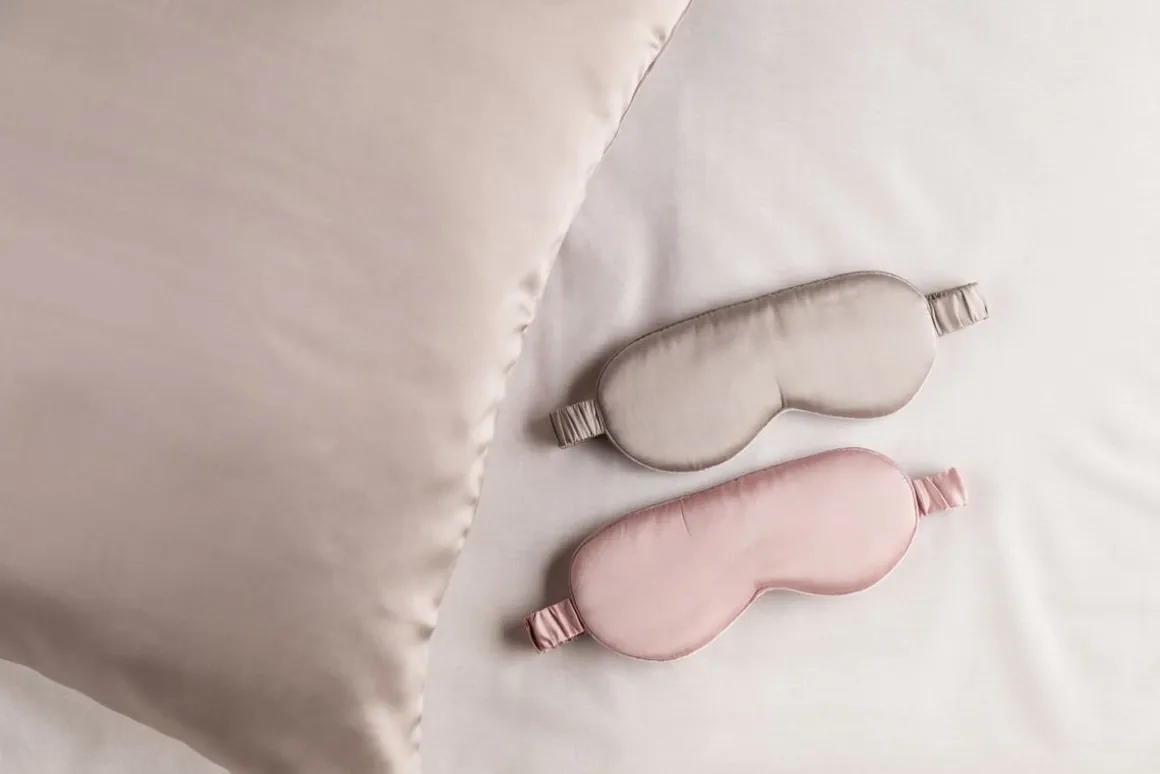 FANNI K UNIMASKI SILK VAALEANPUNAINEN