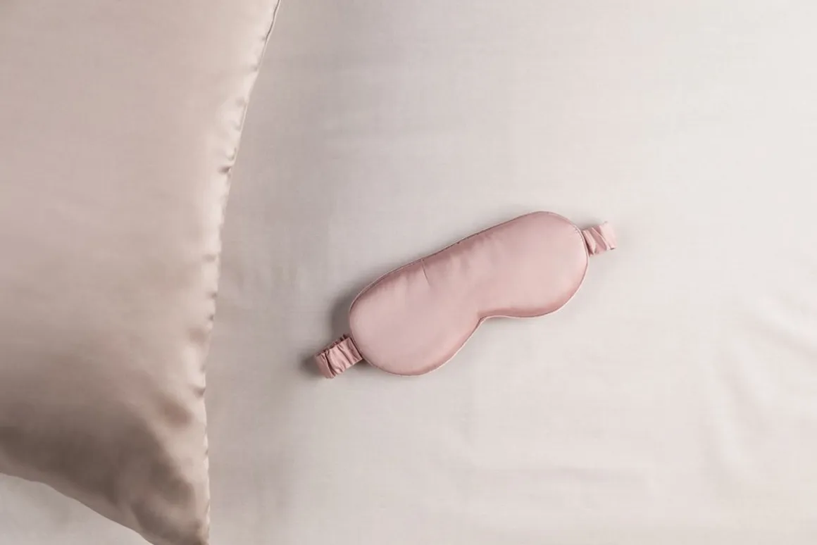 FANNI K UNIMASKI SILK VAALEANPUNAINEN