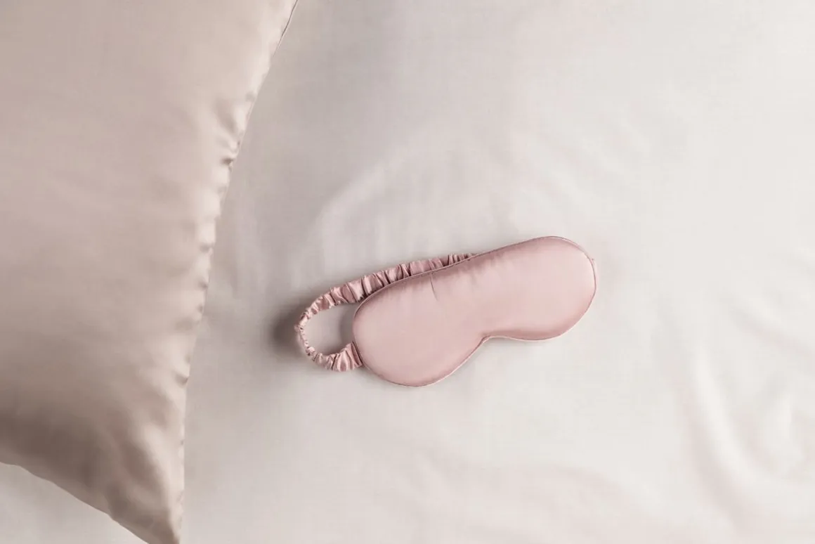 FANNI K UNIMASKI SILK VAALEANPUNAINEN