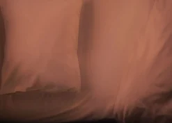 FANNI K SATIINIALUSLAKANA 240X260CM PÄHKINÄN RUSKEA