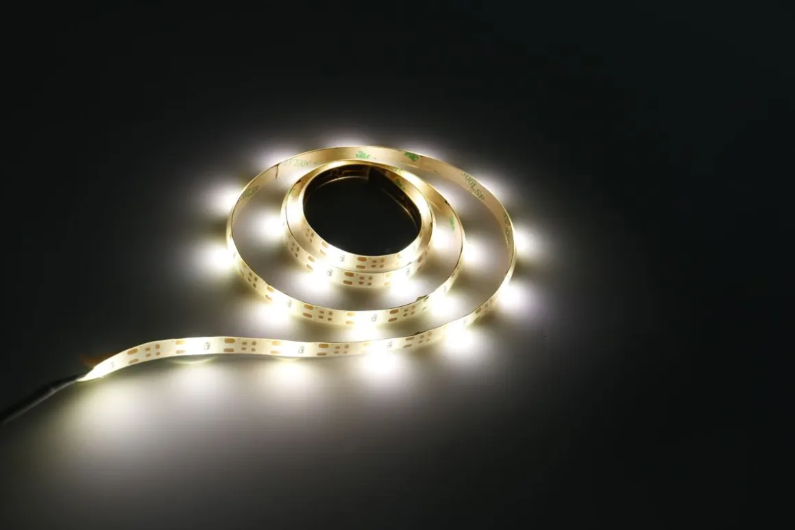 LED ENERGIE LED-NAUHA SENSORI+PARISTO IP20/IP44 2,4W 180L