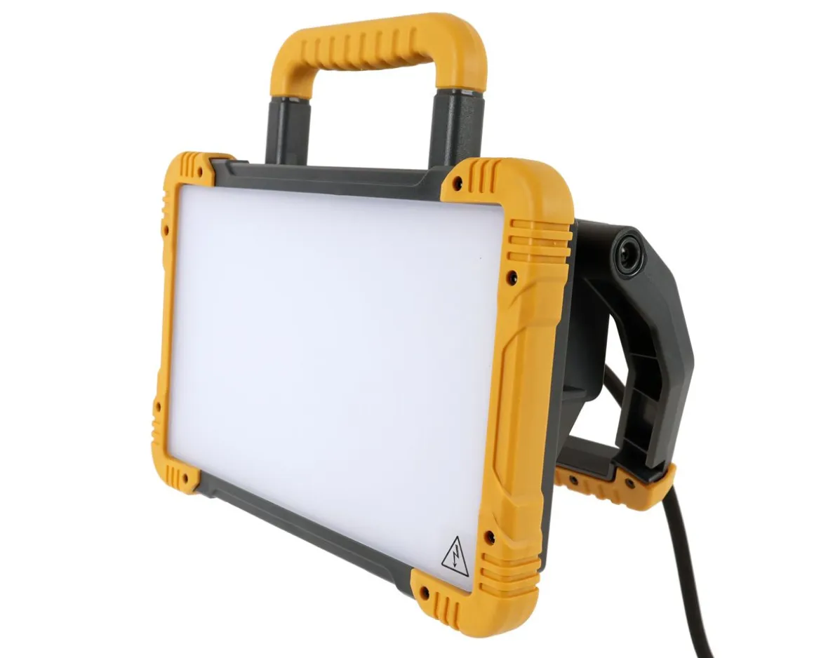 LED ENERGIE TYÖVALAISIN 30W 3200LM IP44 KANNETTAVA PISTORASIALLA