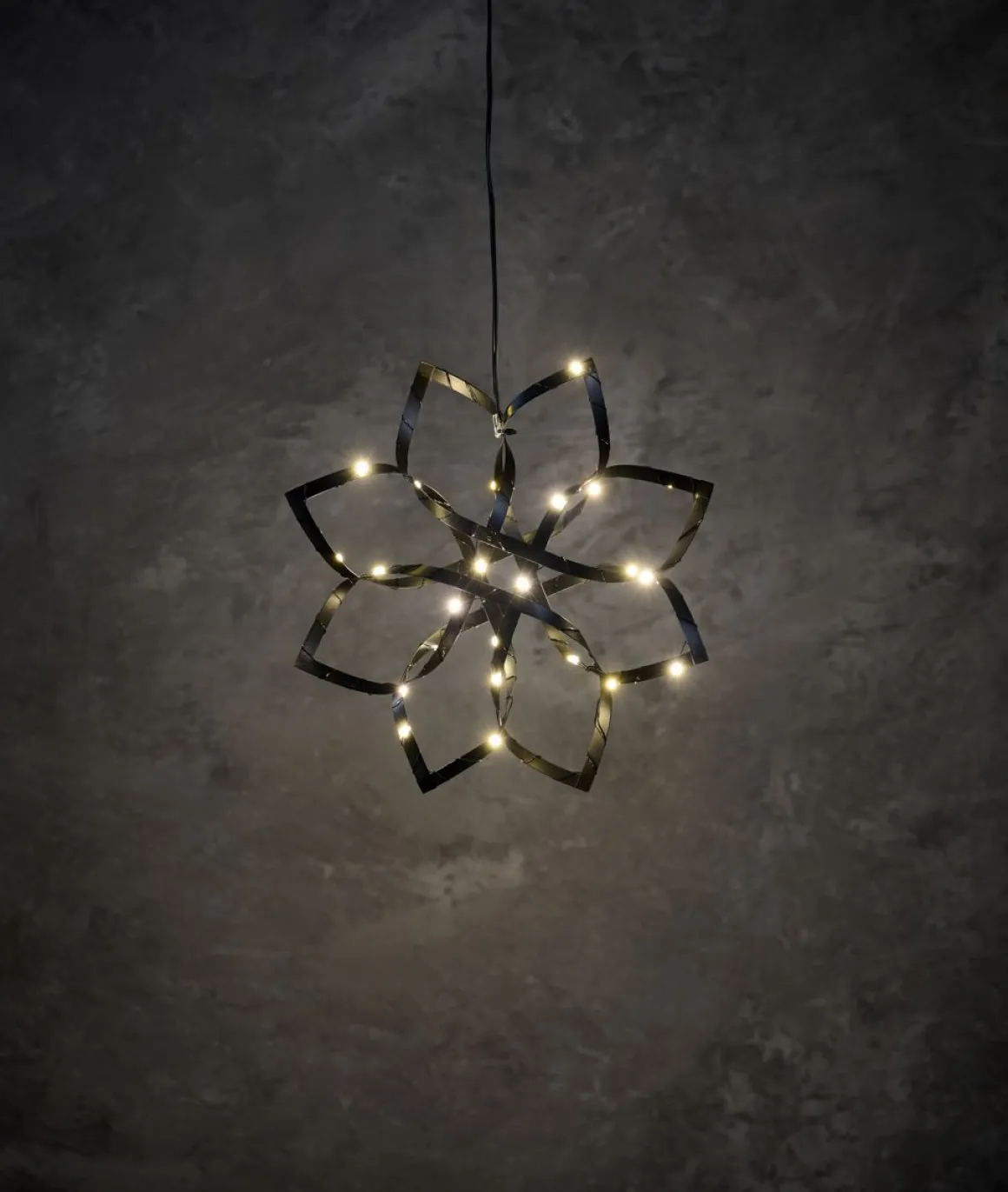 LED KUKKA 25CM PARISTOILLA MUSTA