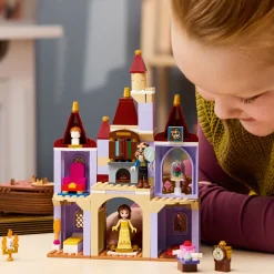 LEGO 43289 KAUNOTTAREN JA HIRVIÖN LUMOTTU LINNA. V29