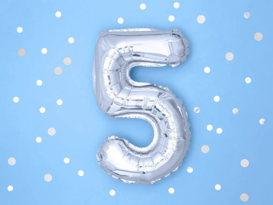 NUMEROFOLIO 5 HOPEANVÄRINEN ILMATÄYTTEINEN 35 CM