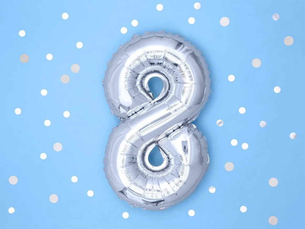 NUMEROFOLIO 8 HOPEANVÄRINEN ILMATÄYTTEINEN 35 CM