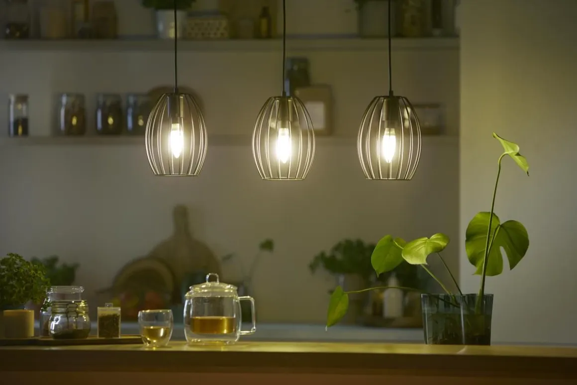 PHILIPS LED-KYNTTILÄLAMPPU ULTRA EFFICIENT 2,3W 485LM E14 4000K