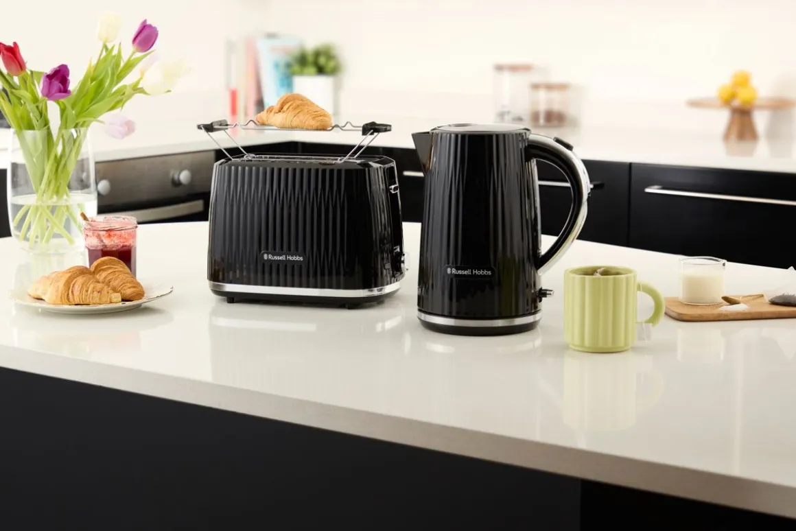 RUSSELL HOBBS EDEN VEDENKEITIN MUSTA