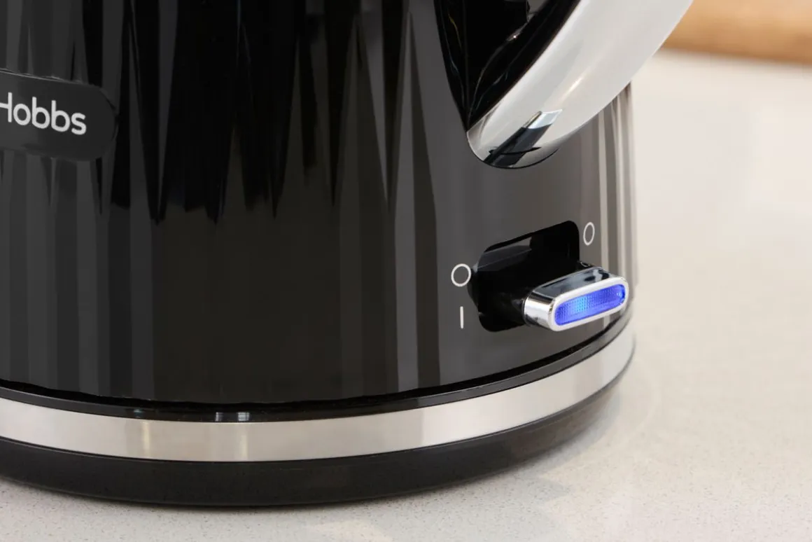 RUSSELL HOBBS EDEN VEDENKEITIN MUSTA