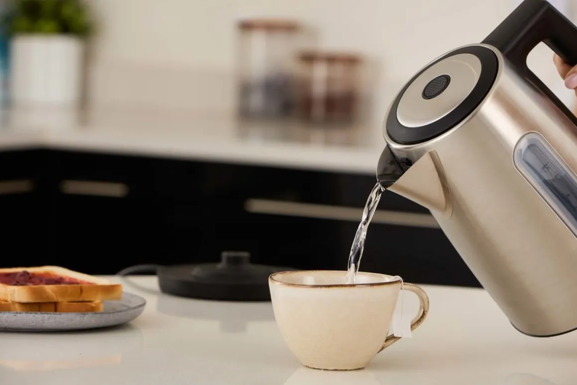 RUSSELL HOBBS HEATON VEDENKEITIN